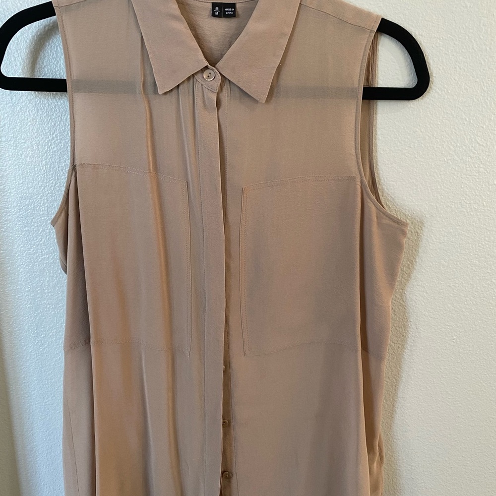 Sleeveless silk Theory mauve blouse in excellent condition.